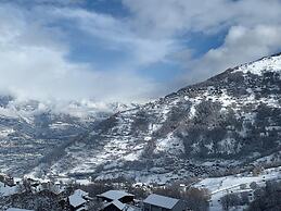 Charming Apartment With Hill View