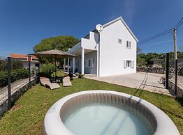 Peaceful and Cozy Holiday Home Near Imotski