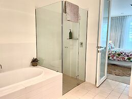 Breeze Beachfront Apartment no 9