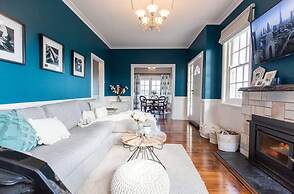 Byrne House - Modern-rustic Fireplace Wi-fi