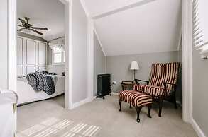 Byrne House - Modern-rustic Fireplace Wi-fi