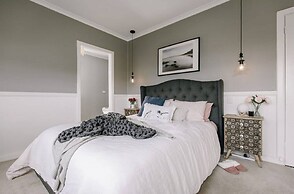 Byrne House - Modern-rustic Fireplace Wi-fi