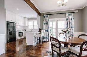 Byrne House - Modern-rustic Fireplace Wi-fi