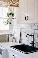 Byrne House - Modern-rustic Fireplace Wi-fi