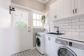 Byrne House - Modern-rustic Fireplace Wi-fi