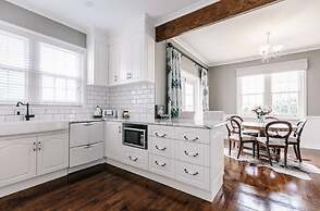 Byrne House - Modern-rustic Fireplace Wi-fi