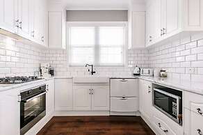 Byrne House - Modern-rustic Fireplace Wi-fi