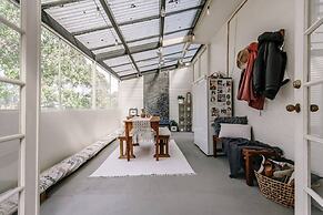 Byrne House - Modern-rustic Fireplace Wi-fi