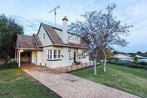 Byrne House - Modern-rustic Fireplace Wi-fi