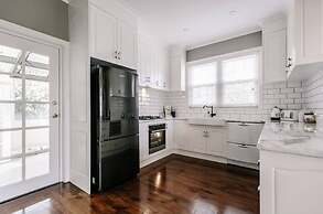 Byrne House - Modern-rustic Fireplace Wi-fi