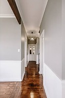 Byrne House - Modern-rustic Fireplace Wi-fi