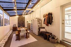 Byrne House - Modern-rustic Fireplace Wi-fi