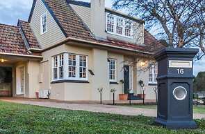 Byrne House - Modern-rustic Fireplace Wi-fi