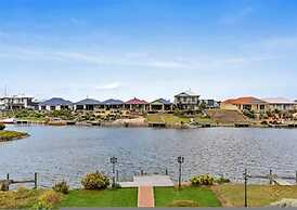 Waterfront Retreat - Private Jetty - Wifi