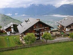 Mystical Apartment With Mountain View