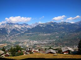 Cozy Apartment With Valley Views