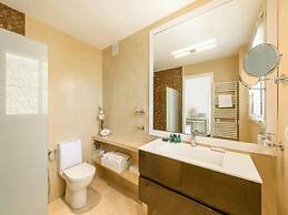 Magnificent Holiday Home With View