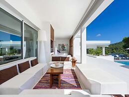 Magnificent Holiday Home With View