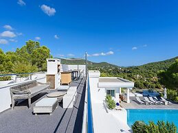 Magnificent Holiday Home With View