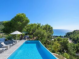 Magnificent Holiday Home With View