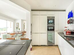 Magnificent Holiday Home With View