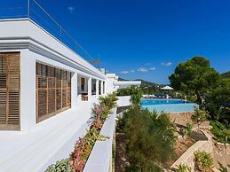 Magnificent Holiday Home With View