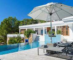 Magnificent Holiday Home With View