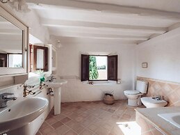 Holiday Home With Outdoor Jacuzzi