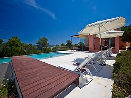 Beautiful Villa in Inviting Space