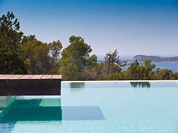 Beautiful Villa in Inviting Space