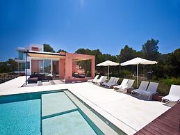 Beautiful Villa in Inviting Space