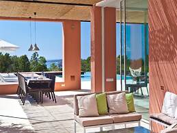 Beautiful Villa in Inviting Space