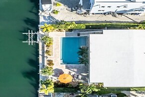 Exceptional Venetian Shores Home With Pool, Dock And Boat Lift. 4 Bedr