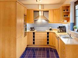 Spacious Villa With Lush Garden