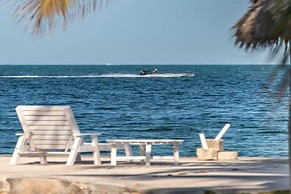 2nd Floor Duplex On Gated Bayfront Property 2 Bedroom Apts