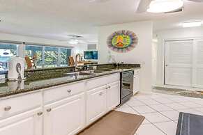 2nd Floor Duplex On Gated Bayfront Property 2 Bedroom Apts