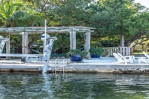 2nd Floor Duplex On Gated Bayfront Property 2 Bedroom Apts