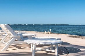 2nd Floor Duplex On Gated Bayfront Property 2 Bedroom Apts