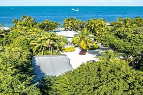 2nd Floor Duplex On Gated Bayfront Property 2 Bedroom Apts