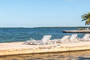 2nd Floor Duplex On Gated Bayfront Property 2 Bedroom Apts