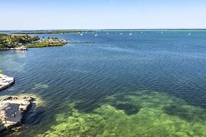 2nd Floor Duplex On Gated Bayfront Property 2 Bedroom Apts