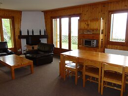 Stunning Apartment With Mountain Views