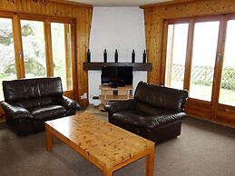 Stunning Apartment With Mountain Views