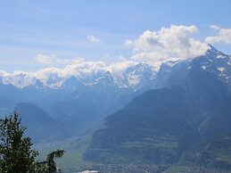 Stunning Apartment With Mountain Views