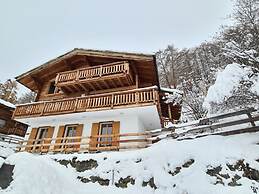 Spacious Chalet With Patio Facing Mountains