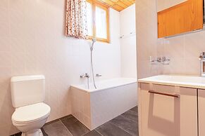 Stunning Apartment With Mountain Views