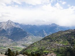 Stunning Apartment With Mountain Views