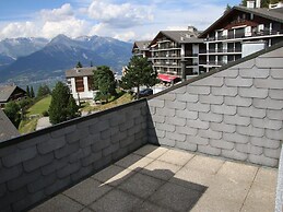 Stunning Apartment With Mountain Views
