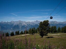 Stunning Apartment With Mountain Views