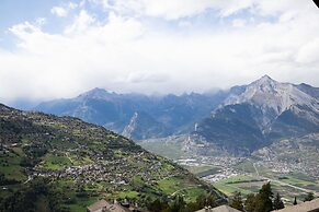 Stunning Apartment With Mountain Views